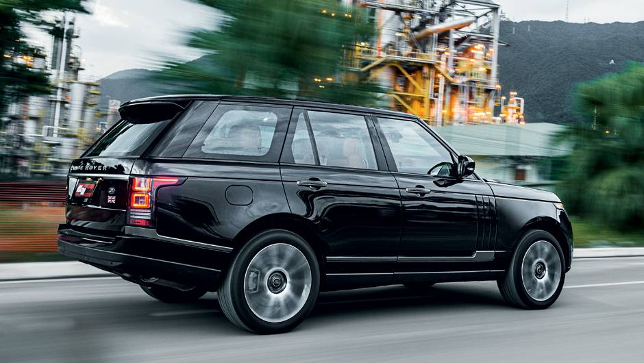 SUV &eacute; discreto e n&atilde;o abusa dos cromados | <a href="https://quatrorodas.abril.com.br/carros/testes/land-rover-range-rover-vogue-738240.shtml" rel="migration">Leia mais</a>
