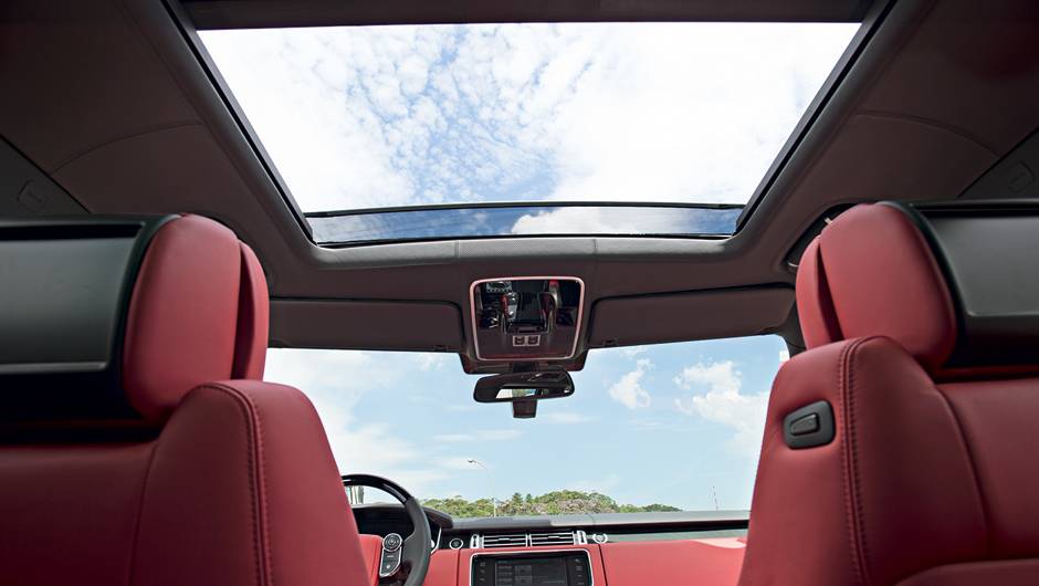 Teto panor&acirc;mico amplia a luminosidade na cabine | <a href="https://quatrorodas.abril.com.br/carros/testes/land-rover-range-rover-vogue-738240.shtml" rel="migration">Leia mais</a>