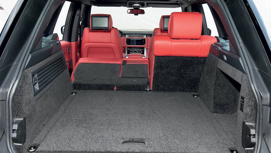 Porta-malas tem tampa elétrica e bot&atilde;o na lateral para rebater os bancos | <a href="https://quatrorodas.abril.com.br/carros/testes/land-rover-range-rover-vogue-738240.shtml" rel="migration">Leia mais</a>