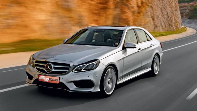 Os faróis duplos assimétricos agora formam um só, com luzes de leds | <a href="https://quatrorodas.abril.com.br/carros/impressoes/mercedes-benz-400-738463.shtml" rel="migration">Leia mais</a> Os faróis duplos assimétricos agora formam um só, com luzes de leds | <a href="https://quatrorodas.abril.com.br/carros/impressoes/mercedes-benz-400-738463.shtml" rel="migration">Leia mais</a>