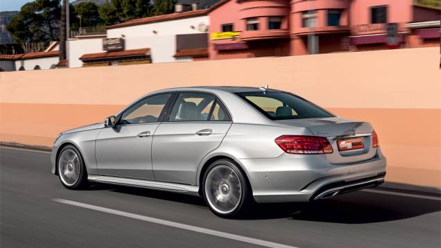 Na lateral, a novidade é o vinco que atravessaa carroceria | <a href="https://quatrorodas.abril.com.br/carros/impressoes/mercedes-benz-400-738463.shtml" rel="migration">Leia mais</a> Na lateral, a novidade é o vinco que atravessaa carroceria | <a href="https://quatrorodas.abril.com.br/carros/impressoes/mercedes-benz-400-738463.shtml" rel="migration">Leia mais</a>