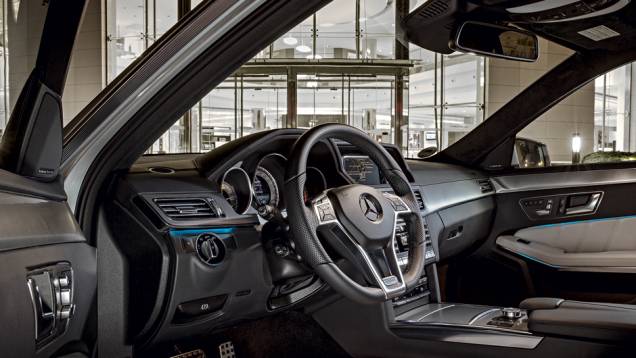 O sistema de direção foi revisado para deixá-la mais precisa e pesada | <a href="https://quatrorodas.abril.com.br/carros/impressoes/mercedes-benz-400-738463.shtml" rel="migration">Leia mais</a> O sistema de direção foi revisado para deixá-la mais precisa e pesada | <a href="https://quatrorodas.abril.com.br/carros/impressoes/mercedes-benz-400-738463.shtml" rel="migration">Leia mais</a>