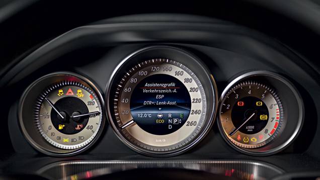 Os mostradores dos instrumentos trocaram o fundo preto pelo branco | <a href="https://quatrorodas.abril.com.br/carros/impressoes/mercedes-benz-400-738463.shtml" rel="migration">Leia mais</a> Os mostradores dos instrumentos trocaram o fundo preto pelo branco | <a href="https://quatrorodas.abril.com.br/carros/impressoes/mercedes-benz-400-738463.shtml" rel="migration">Leia mais</a>