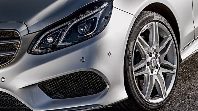Rodas aro 17 e perfil 45 no E 400 | <a href="https://quatrorodas.abril.com.br/carros/impressoes/mercedes-benz-400-738463.shtml" rel="migration">Leia mais</a> Rodas aro 17 e perfil 45 no E 400 | <a href="https://quatrorodas.abril.com.br/carros/impressoes/mercedes-benz-400-738463.shtml" rel="migration">Leia mais</a>