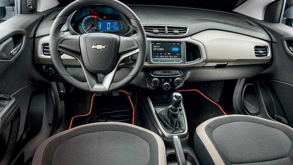 Exceto pela cor, painel &eacute; id&ecirc;ntico ao do Onix | <a href="https://quatrorodas.abril.com.br/carros/testes/chevrolet-prisma-ltz-1-4-737233.shtml" rel="migration">Leia mais</a>