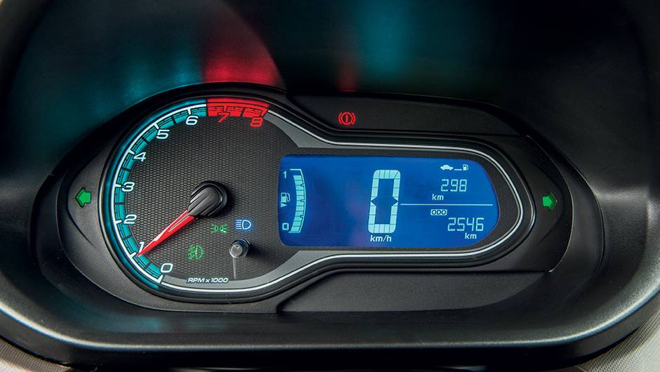 Painel mescla instrumentos anal&oacute;gico e digitais | <a href="https://quatrorodas.abril.com.br/carros/testes/chevrolet-prisma-ltz-1-4-737233.shtml" rel="migration">Leia mais</a>