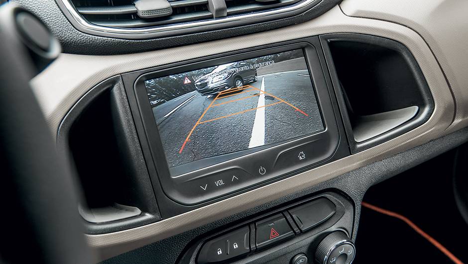 C&acirc;mera do MyLink &eacute; acess&oacute;rio | <a href="https://quatrorodas.abril.com.br/carros/testes/chevrolet-prisma-ltz-1-4-737233.shtml" rel="migration">Leia mais</a>