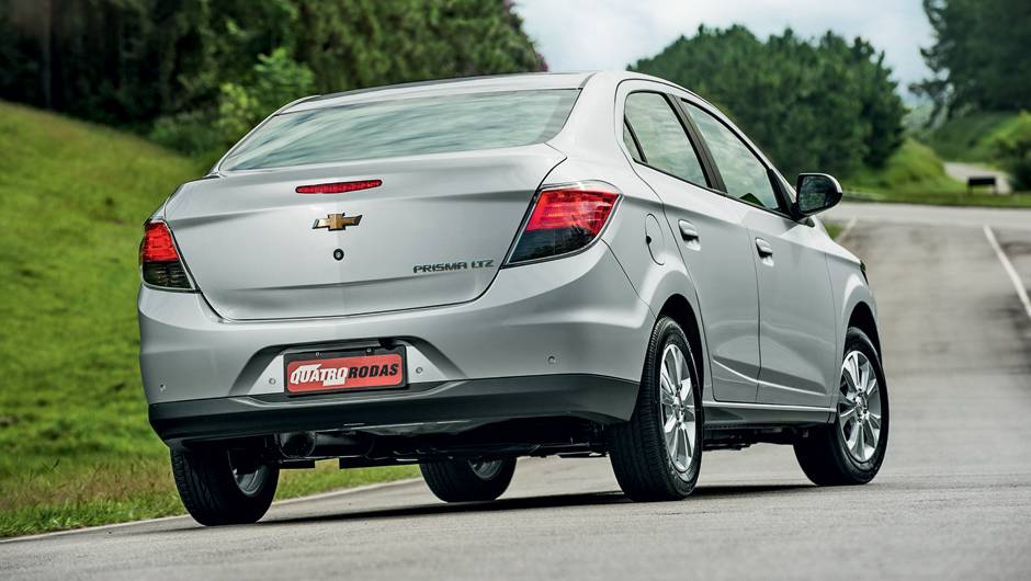 Vidro inclinado dificulta a vis&atilde;o traseira. Placa fica fora da tampa traseira | <a href="https://quatrorodas.abril.com.br/carros/testes/chevrolet-prisma-ltz-1-4-737233.shtml" rel="migration">Leia mais</a>