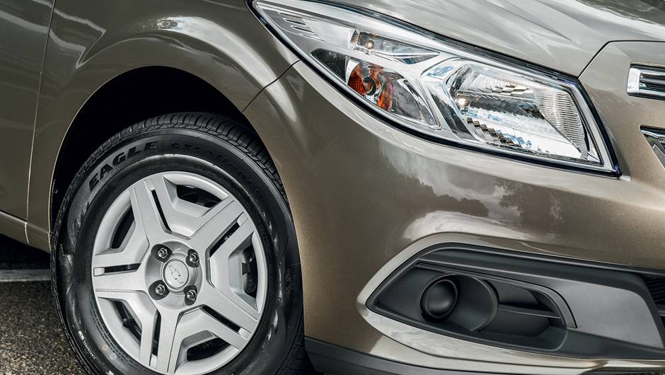 Vers&atilde;o LT 1.0: calotas e aus&ecirc;ncia dos far&oacute;is de neblina... | <a href="https://quatrorodas.abril.com.br/carros/testes/chevrolet-prisma-ltz-1-4-737233.shtml" rel="migration">Leia mais</a>