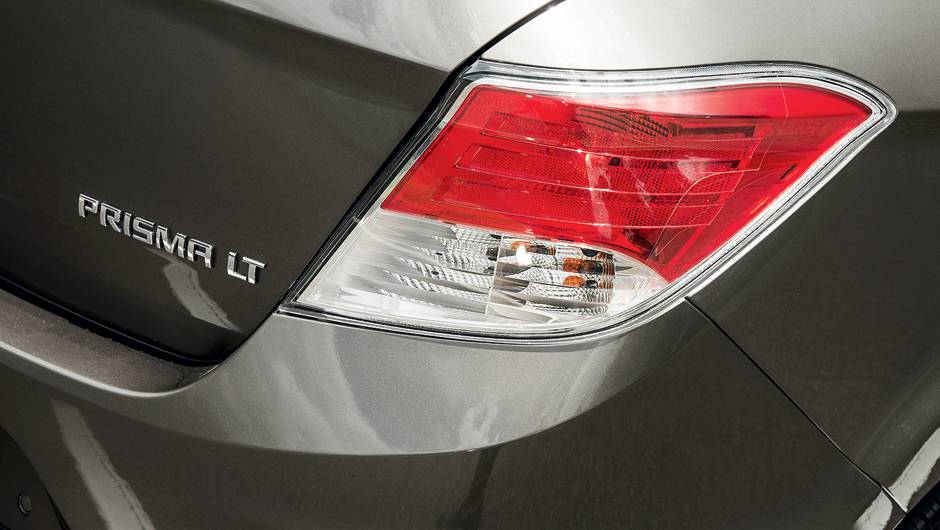 ...e das lanternas fum&ecirc; | <a href="https://quatrorodas.abril.com.br/carros/testes/chevrolet-prisma-ltz-1-4-737233.shtml" rel="migration">Leia mais</a>