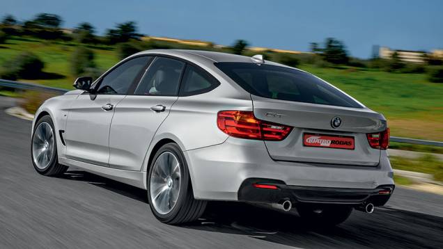 Tampa do porta-malas incorpora o vidro traseiro | <a href="https://quatrorodas.abril.com.br/carros/impressoes/bmw-335i-gt-740953.shtml" rel="migration">Leia mais</a> Tampa do porta-malas incorpora o vidro traseiro | <a href="https://quatrorodas.abril.com.br/carros/impressoes/bmw-335i-gt-740953.shtml" rel="migration">Leia mais</a>