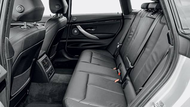 Encosto traseiro com inclinação regulável | <a href="https://quatrorodas.abril.com.br/carros/impressoes/bmw-335i-gt-740953.shtml" rel="migration">Leia mais</a> Encosto traseiro com inclinação regulável | <a href="https://quatrorodas.abril.com.br/carros/impressoes/bmw-335i-gt-740953.shtml" rel="migration">Leia mais</a>