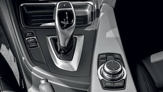 Câmbio automatizado de oito marchas e dupla embreagem | <a href="https://quatrorodas.abril.com.br/carros/impressoes/bmw-335i-gt-740953.shtml" rel="migration">Leia mais</a> Câmbio automatizado de oito marchas e dupla embreagem | <a href="https://quatrorodas.abril.com.br/carros/impressoes/bmw-335i-gt-740953.shtml" rel="migration">Leia mais</a>