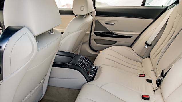 Terceiro passageiro? Só se viajar de pernas abertas | <a href="https://quatrorodas.abril.com.br/carros/lancamentos/bmw-serie-6-gran-coupe-740122.shtml" rel="migration">Leia mais</a> Terceiro passageiro? Só se viajar de pernas abertas | <a href="https://quatrorodas.abril.com.br/carros/lancamentos/bmw-serie-6-gran-coupe-740122.shtml" rel="migration">Leia mais</a>
