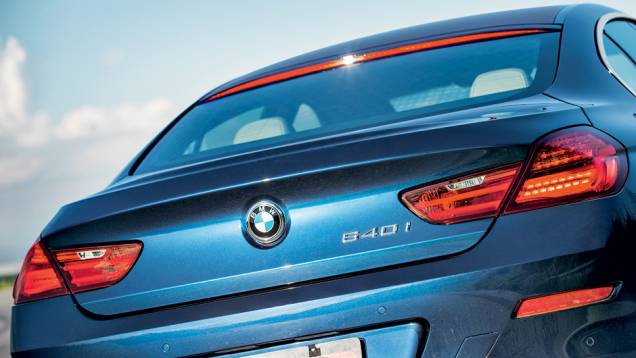 Brake-light é um filete no topo da janela traseira | <a href="https://quatrorodas.abril.com.br/carros/lancamentos/bmw-serie-6-gran-coupe-740122.shtml" rel="migration">Leia mais</a> Brake-light é um filete no topo da janela traseira | <a href="https://quatrorodas.abril.com.br/carros/lancamentos/bmw-serie-6-gran-coupe-740122.shtml" rel="migration">Leia mais</a>