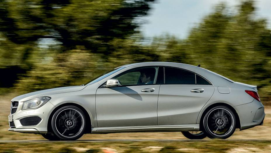 O CLA é o carro de produção atual com o menor coeficiente aerodinâmico (0,22), melhor que o do Toyota Prius (0,25) | <a href="https://quatrorodas.abril.com.br/carros/impressoes/mercedes-benz-cla-250-740748.shtml" rel="migration">Leia mais</a>