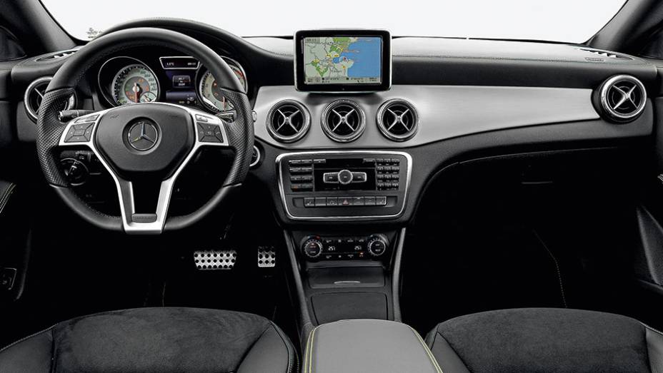 O interior é basicamente o mesmo do Classe A, com suas cinco saídas de ar e o monitor saliente ao estilo tablet | <a href="https://quatrorodas.abril.com.br/carros/impressoes/mercedes-benz-cla-250-740748.shtml" rel="migration">Leia mais</a>