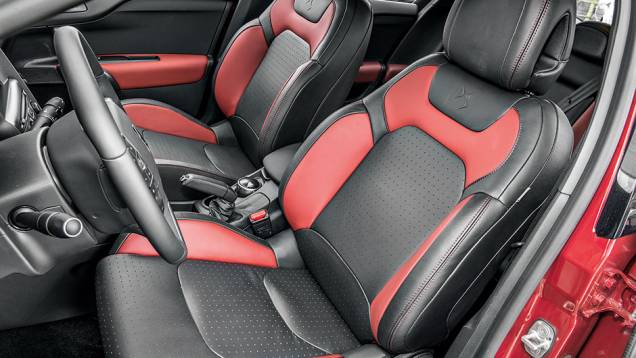 Banco dianteiro conta com massageador e aquecimento | <a href="https://quatrorodas.abril.com.br/carros/testes/citroen-ds4-740640.shtml" rel="migration">Leia mais</a> Banco dianteiro conta com massageador e aquecimento | <a href="https://quatrorodas.abril.com.br/carros/testes/citroen-ds4-740640.shtml" rel="migration">Leia mais</a>