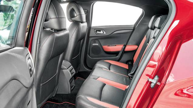 Tom do couro varia de acordo com as cores da carroceria | <a href="https://quatrorodas.abril.com.br/carros/testes/citroen-ds4-740640.shtml" rel="migration">Leia mais</a> Tom do couro varia de acordo com as cores da carroceria | <a href="https://quatrorodas.abril.com.br/carros/testes/citroen-ds4-740640.shtml" rel="migration">Leia mais</a>
