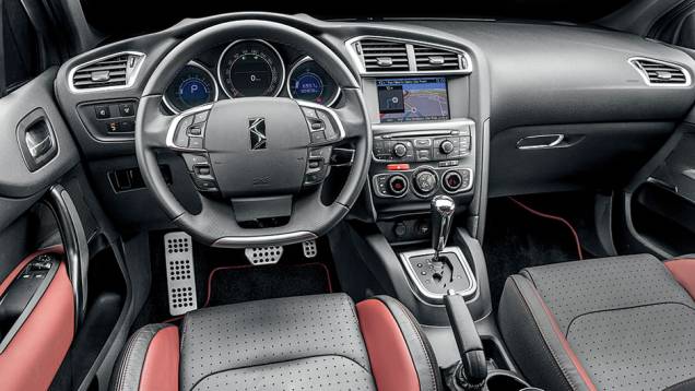 DS4 está mais bem equipado que a concorrência | <a href="https://quatrorodas.abril.com.br/carros/testes/citroen-ds4-740640.shtml" rel="migration">Leia mais</a>