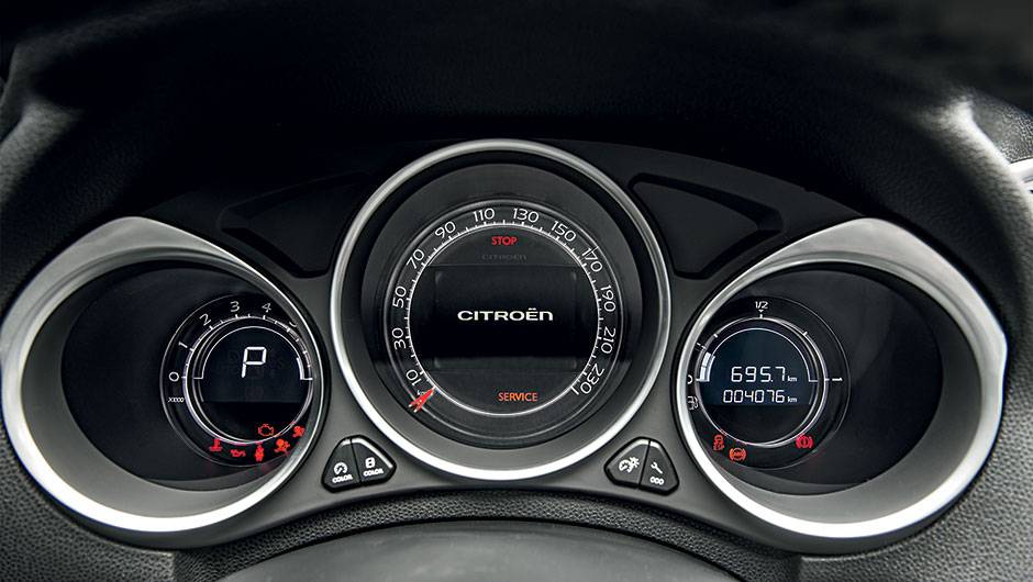 Motorista pode mudar a cor de fundo do painel | <a href="https://quatrorodas.abril.com.br/carros/testes/citroen-ds4-740640.shtml" rel="migration">Leia mais</a>