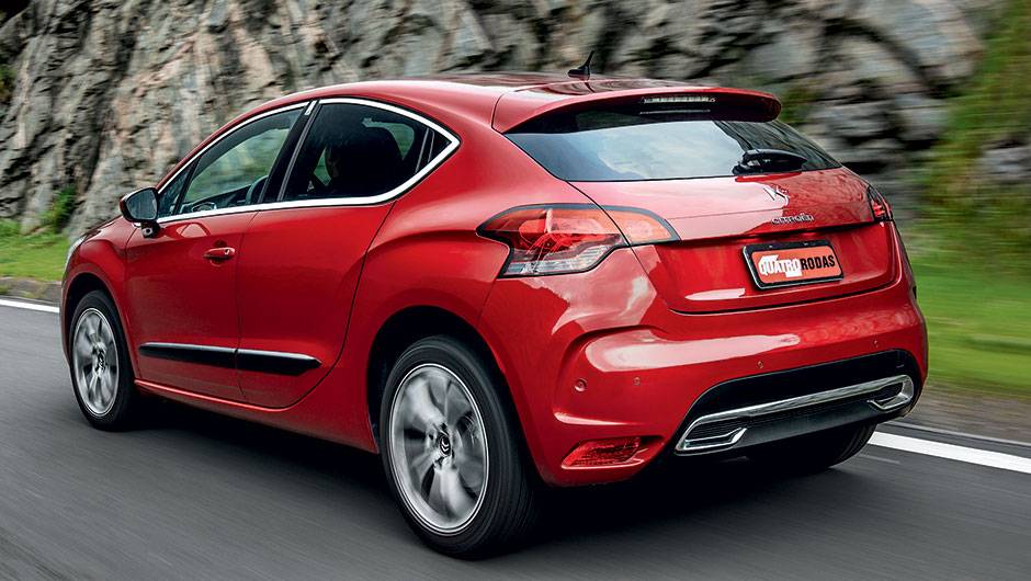 Enfeite cromado "finge" serem sa&iacute;das duplas de escape | <a href="https://quatrorodas.abril.com.br/carros/testes/citroen-ds4-740640.shtml" rel="migration">Leia mais</a>