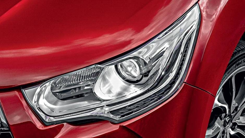 Farol de xen&ocirc;nio se move em at&eacute; 15 graus, acompanhando o volante | <a href="https://quatrorodas.abril.com.br/carros/testes/citroen-ds4-740640.shtml" rel="migration">Leia mais</a>