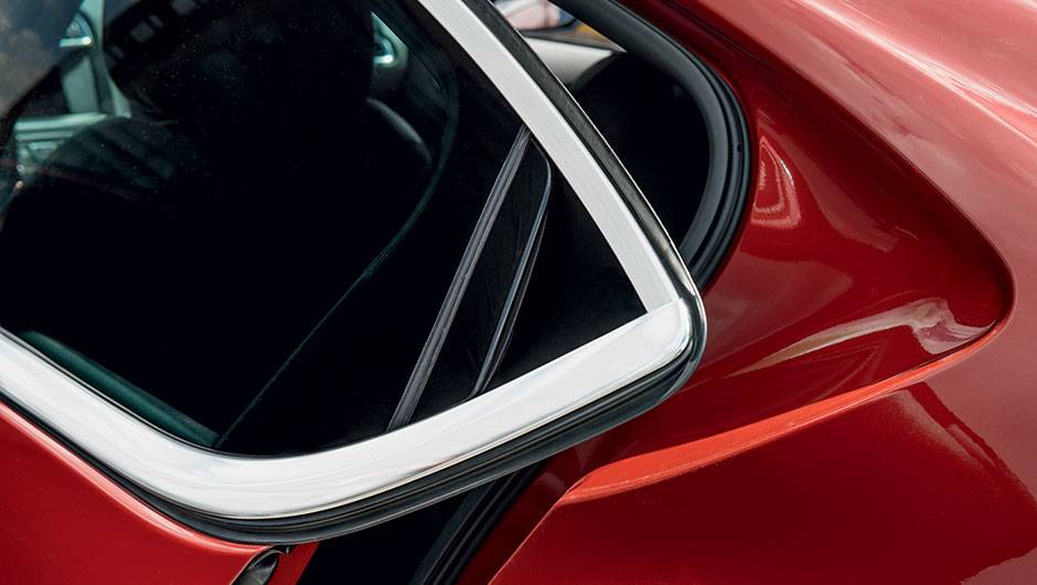 Porta traseira tem ma&ccedil;aneta embutida em uma "aba" | <a href="https://quatrorodas.abril.com.br/carros/testes/citroen-ds4-740640.shtml" rel="migration">Leia mais</a>