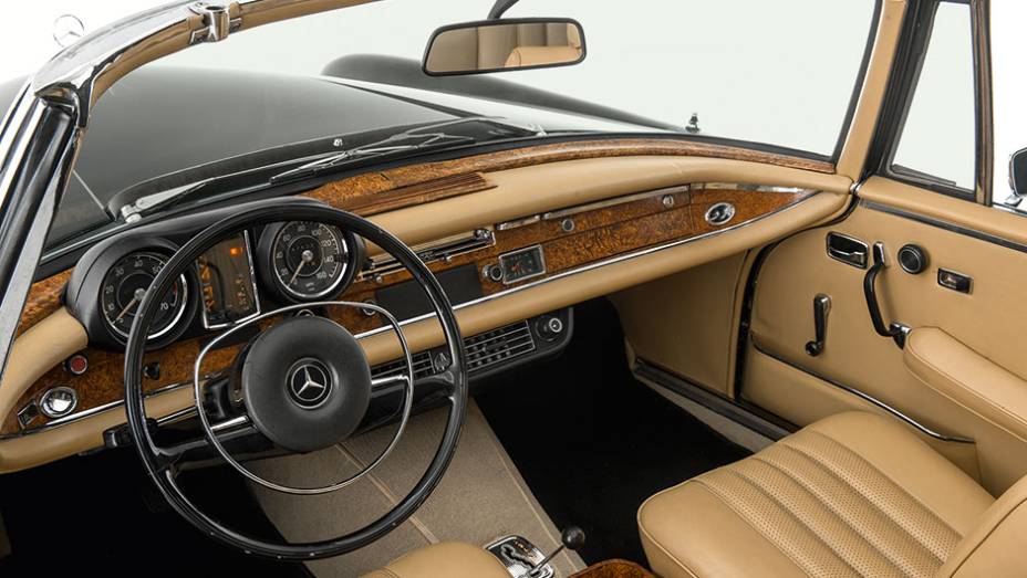 Esmero nos detalhes, painel revestido de couro e uso abundante de madeira | <a href="http://quatrorodas.abril.com.br/carros/classicos-grandescarros/mercedes-benz-w111-740911.shtml" rel="migration">Leia mais</a>