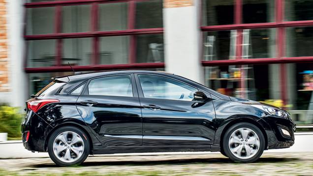 Marca registrada da Hyundai, os vincos e volumes ornam o i30 | <a href="https://quatrorodas.abril.com.br/carros/comparativos/peugeot-308-x-hyundai-i30-x-chevrolet-cruze-740626.shtml" rel="migration">Leia mais</a>