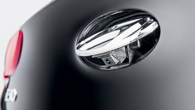 Ao engatar a ré, o logo Hyundai se move, revelando uma microcâmera | <a href="https://quatrorodas.abril.com.br/carros/comparativos/peugeot-308-x-hyundai-i30-x-chevrolet-cruze-740626.shtml" rel="migration">Leia mais</a>