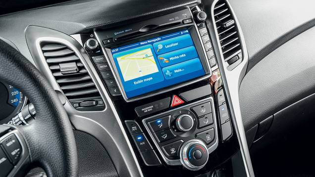 Atualizado, intuitivo e completo, o GPS do i30 é também o mais atraente | <a href="https://quatrorodas.abril.com.br/carros/comparativos/peugeot-308-x-hyundai-i30-x-chevrolet-cruze-740626.shtml" rel="migration">Leia mais</a>