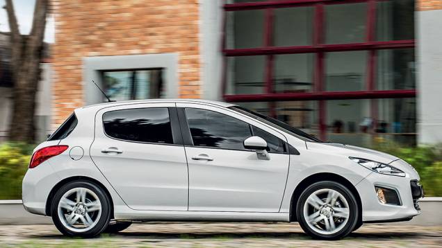 Longo balanço dianteiro faz a frente raspar com facilidade | <a href="https://quatrorodas.abril.com.br/carros/comparativos/peugeot-308-x-hyundai-i30-x-chevrolet-cruze-740626.shtml" rel="migration">Leia mais</a> Longo balanço dianteiro faz a frente raspar com facilidade | <a href="https://quatrorodas.abril.com.br/carros/comparativos/peugeot-308-x-hyundai-i30-x-chevrolet-cruze-740626.shtml" rel="migration">Leia mais</a>