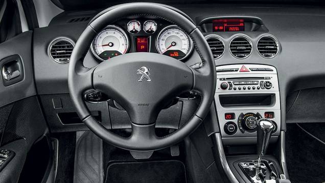 Comandos ficam na coluna de direção, não no volante | <a href="https://quatrorodas.abril.com.br/carros/comparativos/peugeot-308-x-hyundai-i30-x-chevrolet-cruze-740626.shtml" rel="migration">Leia mais</a> Comandos ficam na coluna de direção, não no volante | <a href="https://quatrorodas.abril.com.br/carros/comparativos/peugeot-308-x-hyundai-i30-x-chevrolet-cruze-740626.shtml" rel="migration">Leia mais</a>