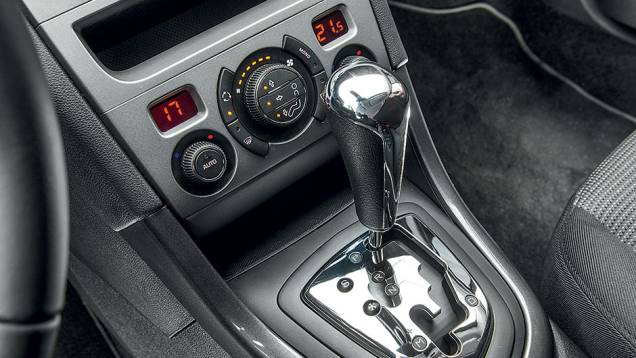 No câmbio do 308 há apenas quatro marchas e vacilos nas trocas | <a href="https://quatrorodas.abril.com.br/carros/comparativos/peugeot-308-x-hyundai-i30-x-chevrolet-cruze-740626.shtml" rel="migration">Leia mais</a> No câmbio do 308 há apenas quatro marchas e vacilos nas trocas | <a href="https://quatrorodas.abril.com.br/carros/comparativos/peugeot-308-x-hyundai-i30-x-chevrolet-cruze-740626.shtml" rel="migration">Leia mais</a>