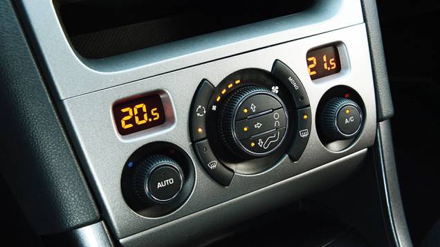 Ar-condicionado com ajuste digital e individual: exclusividade do 308 | <a href="https://quatrorodas.abril.com.br/carros/comparativos/peugeot-308-x-hyundai-i30-x-chevrolet-cruze-740626.shtml" rel="migration">Leia mais</a> Ar-condicionado com ajuste digital e individual: exclusividade do 308 | <a href="https://quatrorodas.abril.com.br/carros/comparativos/peugeot-308-x-hyundai-i30-x-chevrolet-cruze-740626.shtml" rel="migration">Leia mais</a>