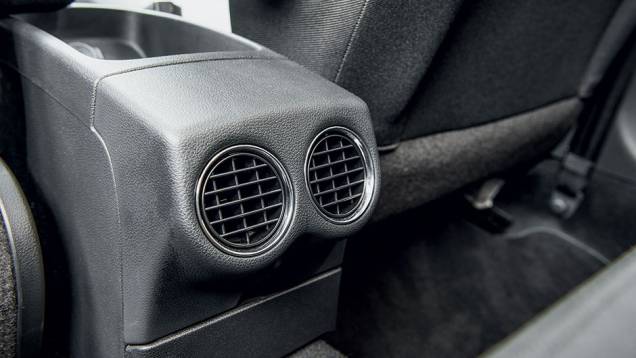 Ar-condicionado também na traseira, mas sem direcionador | <a href="https://quatrorodas.abril.com.br/carros/comparativos/peugeot-308-x-hyundai-i30-x-chevrolet-cruze-740626.shtml" rel="migration">Leia mais</a> Ar-condicionado também na traseira, mas sem direcionador | <a href="https://quatrorodas.abril.com.br/carros/comparativos/peugeot-308-x-hyundai-i30-x-chevrolet-cruze-740626.shtml" rel="migration">Leia mais</a>