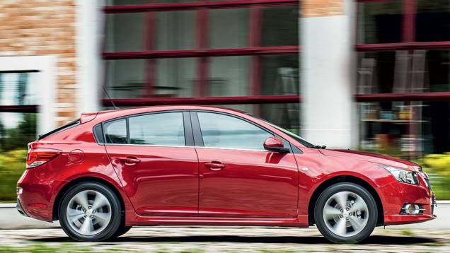 Vidro traseiro grande e inclinado marca o perfil do Cruze | <a href="https://quatrorodas.abril.com.br/carros/comparativos/peugeot-308-x-hyundai-i30-x-chevrolet-cruze-740626.shtml" rel="migration">Leia mais</a>