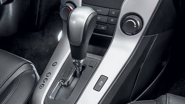 Controle de estabilidade: só no Cruze é equipamento de série | <a href="https://quatrorodas.abril.com.br/carros/comparativos/peugeot-308-x-hyundai-i30-x-chevrolet-cruze-740626.shtml" rel="migration">Leia mais</a>