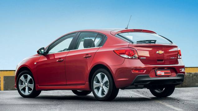 Cruze: 1.8 de 144/140 cv atua com um câmbio de seis marchas | <a href="https://quatrorodas.abril.com.br/carros/comparativos/peugeot-308-x-hyundai-i30-x-chevrolet-cruze-740626.shtml" rel="migration">Leia mais</a>