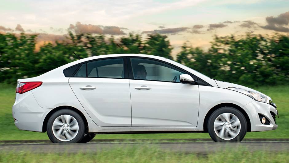Arco de teto longo: sed&atilde; com um toque de esportividade | <a href="https://quatrorodas.abril.com.br/carros/testes/hyundai-hb20s-740012.shtml" rel="migration">Leia mais</a>
