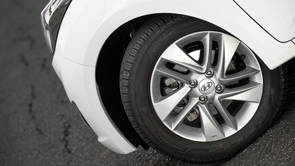 Rodas aro 15: opcional s&oacute; no HB 1.6 | <a href="https://quatrorodas.abril.com.br/carros/testes/hyundai-hb20s-740012.shtml" rel="migration">Leia mais</a>