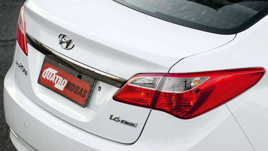 Lanternas lembram as do hatch no formato e na disposi&ccedil;&atilde;o das luzes. No porta-malas, 450 litros | <a href="https://quatrorodas.abril.com.br/carros/testes/hyundai-hb20s-740012.shtml" rel="migration">Leia mais</a>