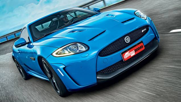 Tomadas de ar no capô ajudam o V8, com compressor, a respirar melhor | <a href="https://quatrorodas.abril.com.br/carros/testes/jaguar-xkr-s-740665.shtml" rel="migration">Leia mais</a>