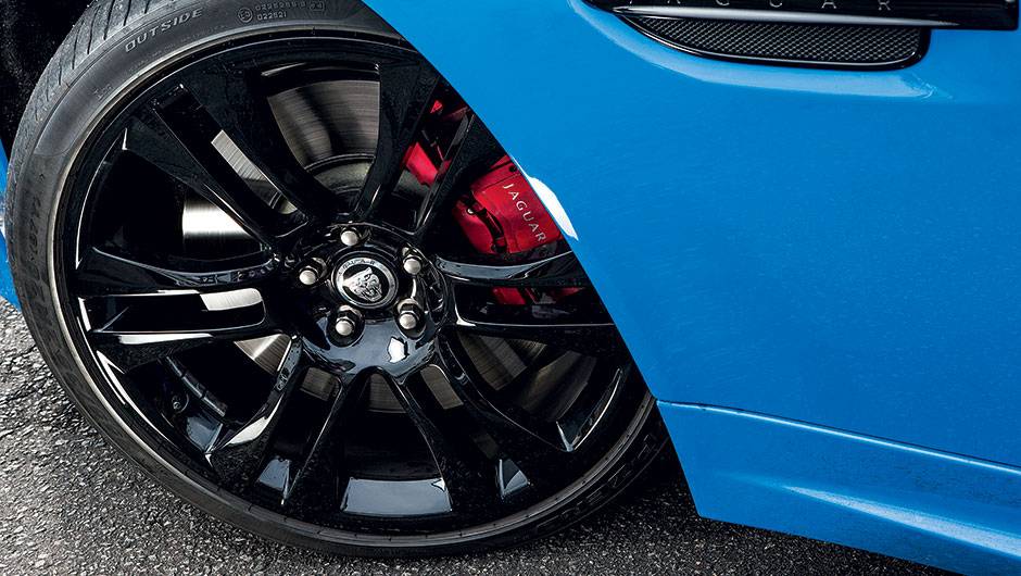 Rodas de liga leve aro 20 com acabamento preto brilhante | <a href="https://quatrorodas.abril.com.br/carros/testes/jaguar-xkr-s-740665.shtml" rel="migration">Leia mais</a>