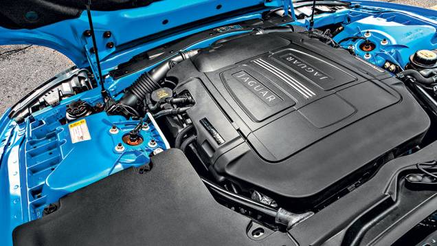 O V8 de alumínio tem injeção direta | <a href="https://quatrorodas.abril.com.br/carros/testes/jaguar-xkr-s-740665.shtml" rel="migration">Leia mais</a>