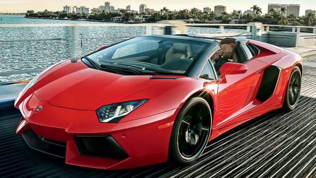 O teto de fibra de carbono é retirado manualmente | <a href="https://quatrorodas.abril.com.br/carros/impressoes/lamborghini-aventador-lp-700-4-spyder-740729.shtml" rel="migration">Leia mais</a>