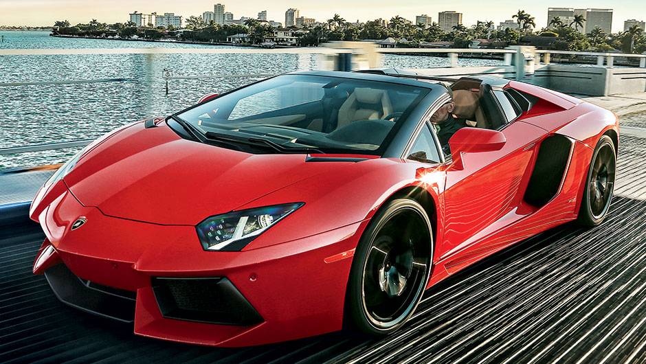 O teto de fibra de carbono &eacute; retirado manualmente | <a href="https://quatrorodas.abril.com.br/carros/impressoes/lamborghini-aventador-lp-700-4-spyder-740729.shtml" rel="migration">Leia mais</a>
