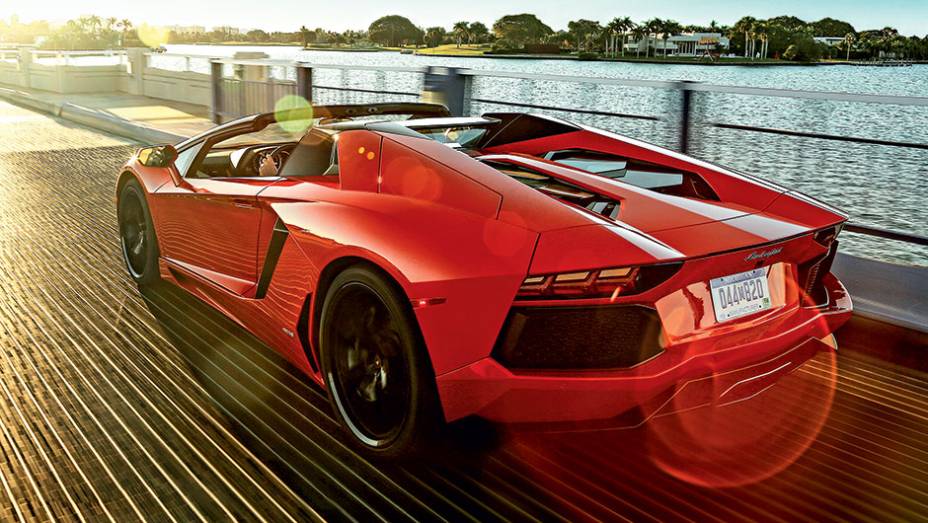 No antecessor, o V12 não ficava à mostra pelo vidro | <a href="https://quatrorodas.abril.com.br/carros/impressoes/lamborghini-aventador-lp-700-4-spyder-740729.shtml" rel="migration">Leia mais</a>