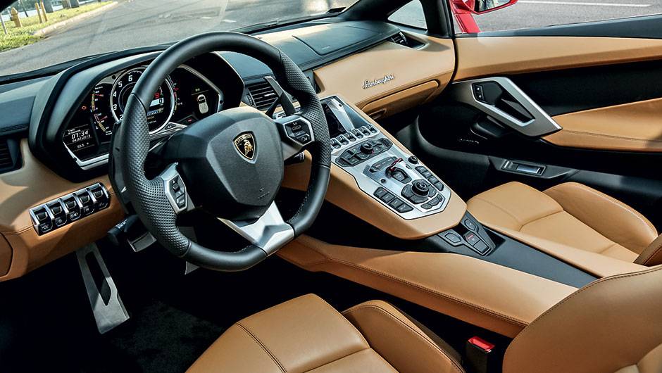 O elevado console central do Aventador cria a sensa&ccedil;&atilde;o de estar dentro de um cockpit de carro de corrida | <a href="https://quatrorodas.abril.com.br/carros/impressoes/lamborghini-aventador-lp-700-4-spyder-740729.shtml" rel="migration">Leia mais</a>